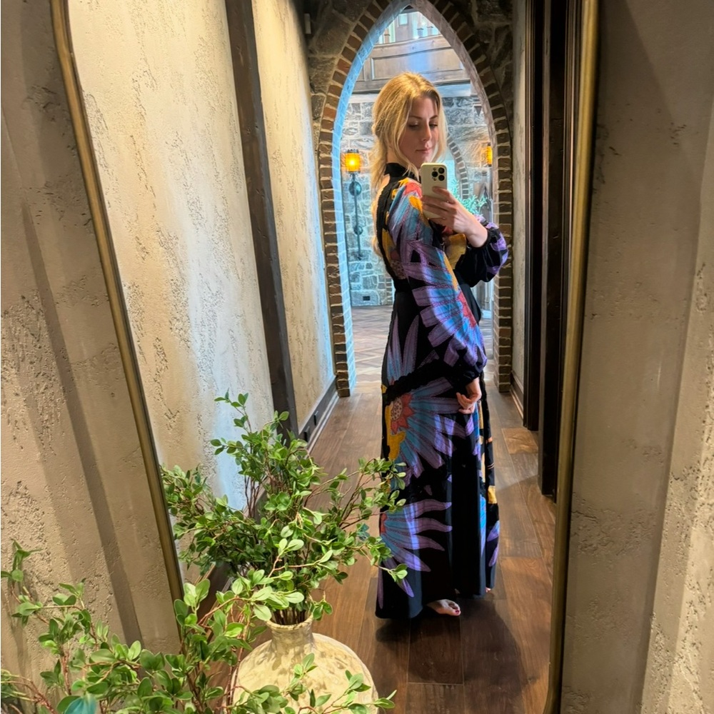 Gorgeous Dress! Mid-evil vibes